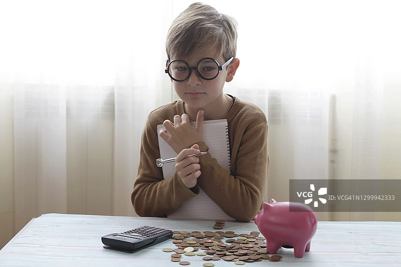 男孩数储蓄图片素材