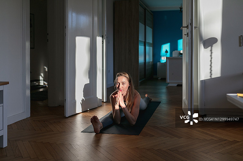 女子在家练习瑜伽哈奴曼王猴式图片素材