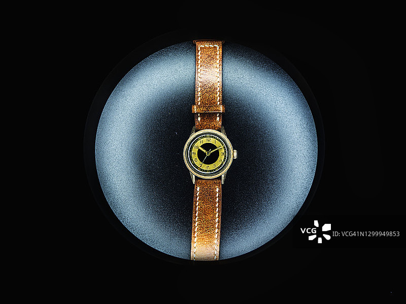 球体上的真皮表带腕表图片素材