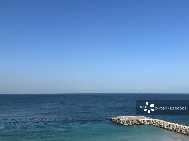 阿治曼海滩上的直升机停机坪，阿联酋图片素材