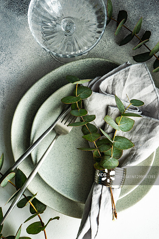 桉树枝装饰的陶瓷餐盘图片素材