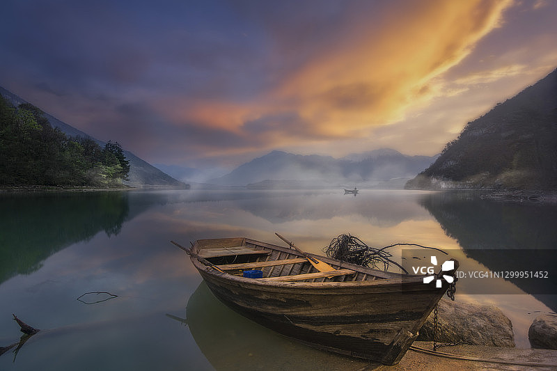 停泊在意大利贝卢诺圣十字湖的船图片素材