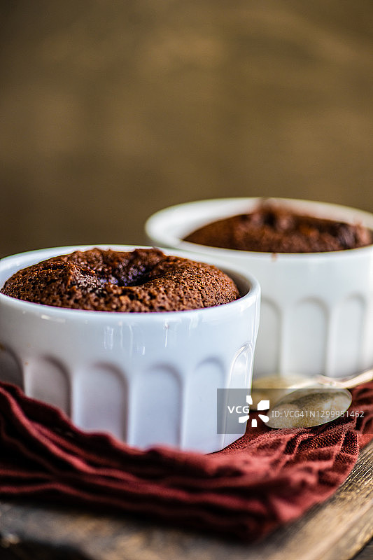 两块独立的巧克力熔岩蛋糕特写图片素材