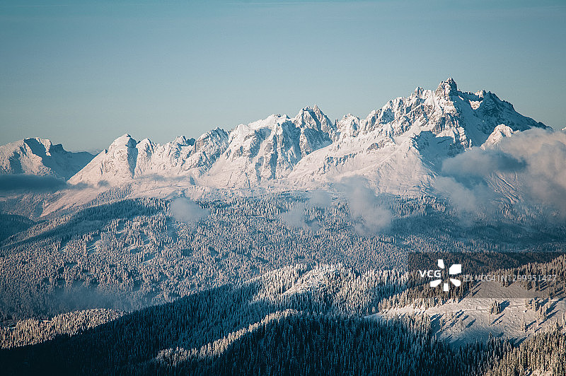 奥地利萨尔茨堡的雪山森林景观图片素材