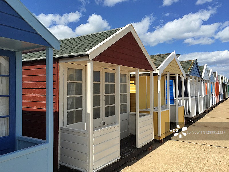 英国萨福克郡索斯沃尔德彩色海滩小屋图片素材