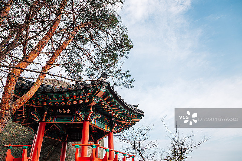 束草荣浪湖蓬岩石上的荣浪亭图片素材