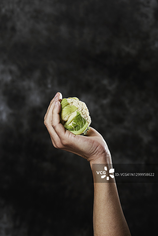 男人手里拿着花椰菜图片素材