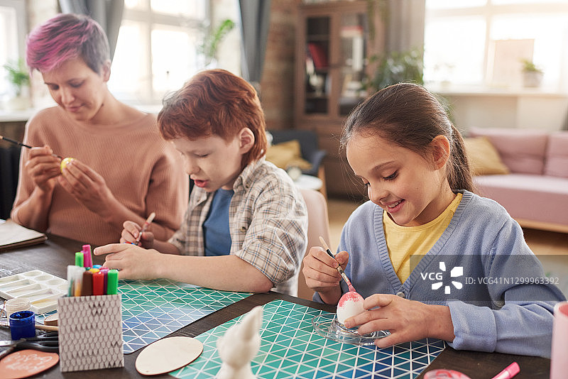 一家人为复活节彩绘鸡蛋图片素材