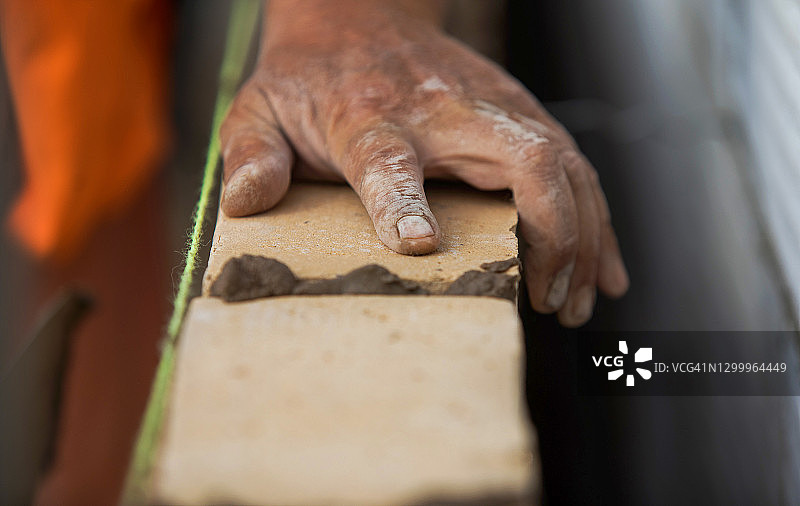 泥瓦匠安装砖块图片素材