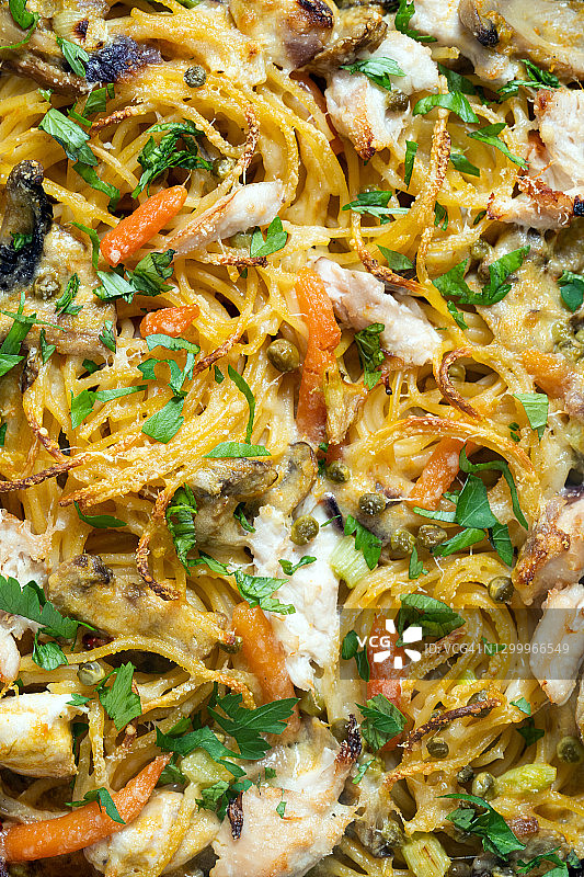 鸡肉蘑菇烤意大利面图片素材