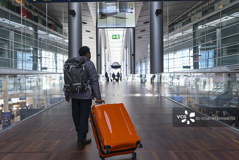 在机场的老年人图片素材