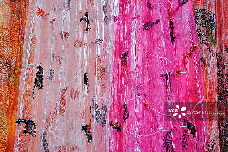纽约曼哈顿第六大道街头集市上悬挂的彩色布料抽象图案图片素材