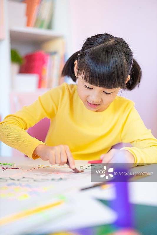 亚洲女童绘画图片素材