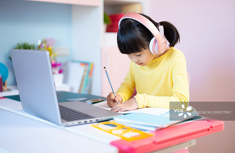 在线学习的女童图片素材