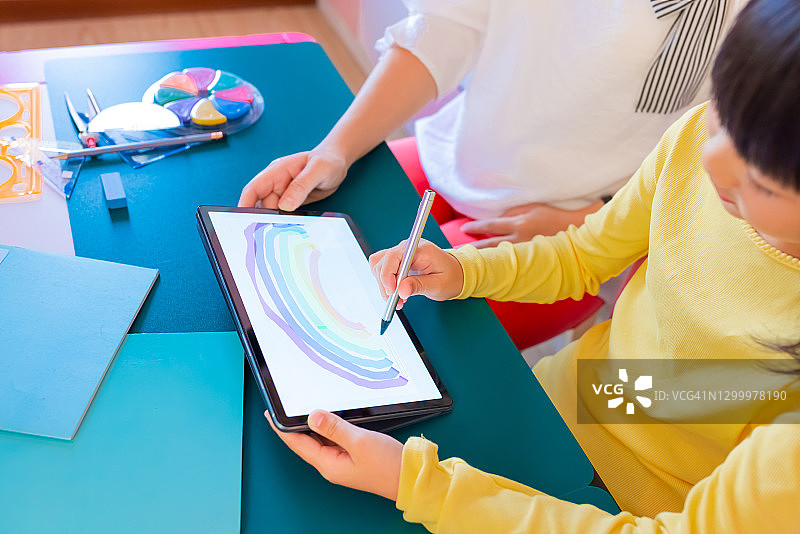 母女绘画图片素材