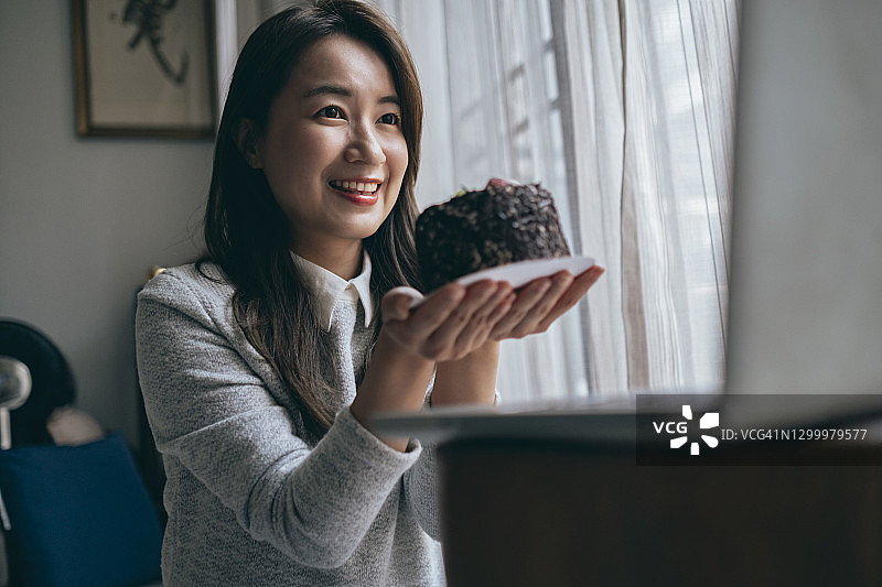 亚洲女性通过视频会议庆祝生日图片素材
