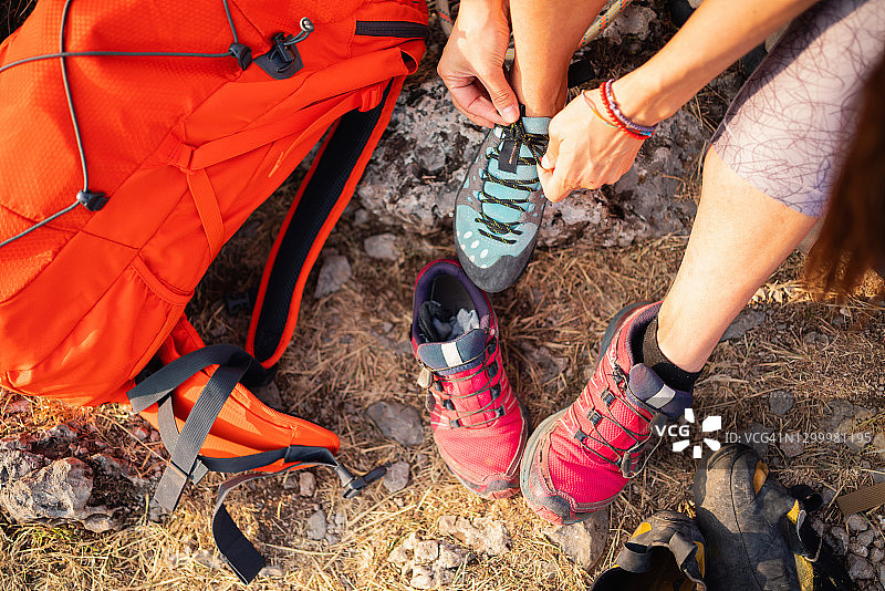 准备攀岩的身份不明的女人穿攀岩鞋的高角度照片图片素材