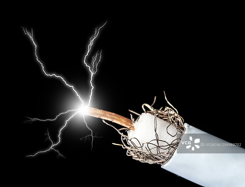 电视天线电缆，因短路导致黑色背景上出现放电现象图片素材