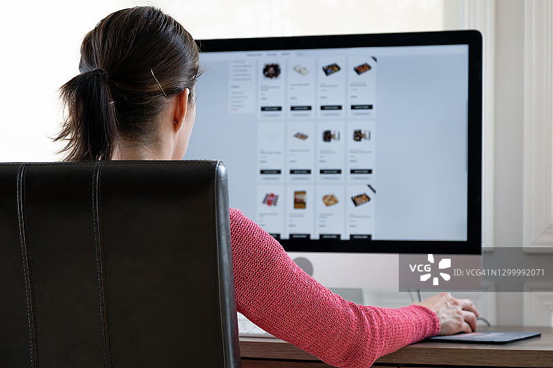 女人在家用电脑网上购买食品图片素材