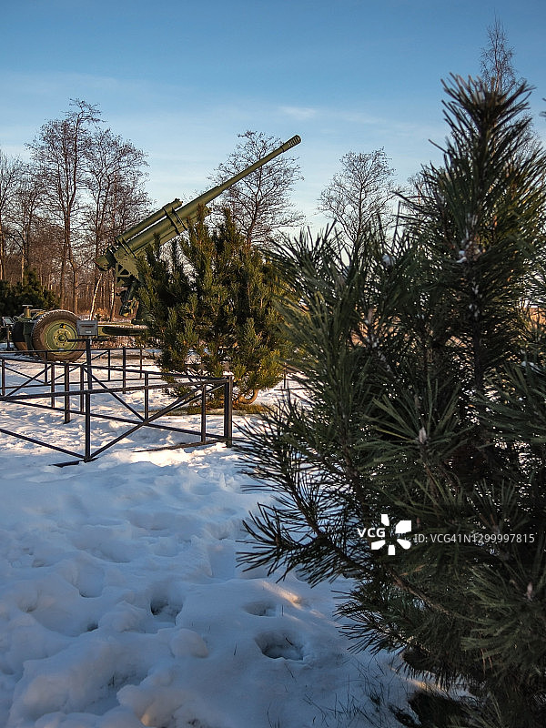 拉多加湖“突破封锁”纪念碑上的85毫米高射炮图片素材
