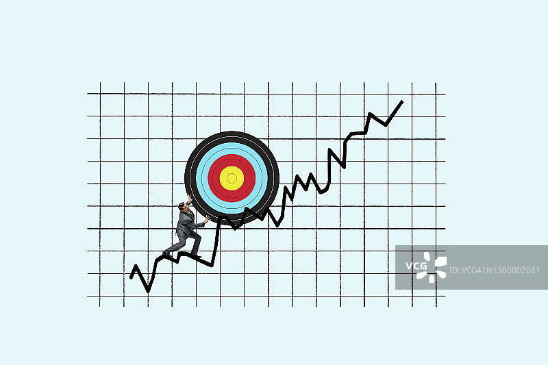 男人推动目标朝着他的投资目标前进图片素材