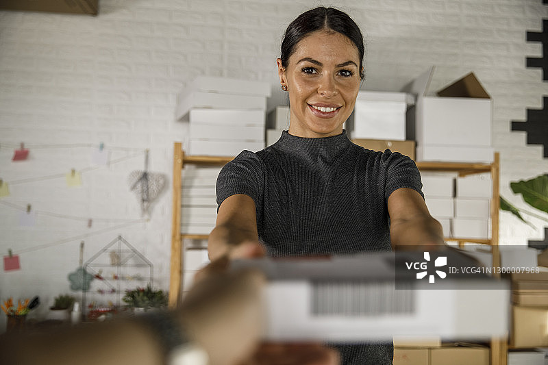 将包裹交给送货员图片素材