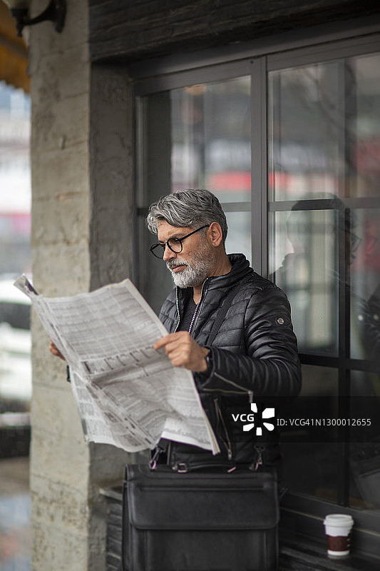 阅读最新新闻图片素材