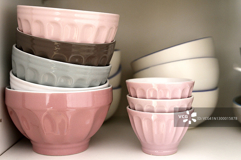 厨房架子上色彩鲜艳的碗图片素材