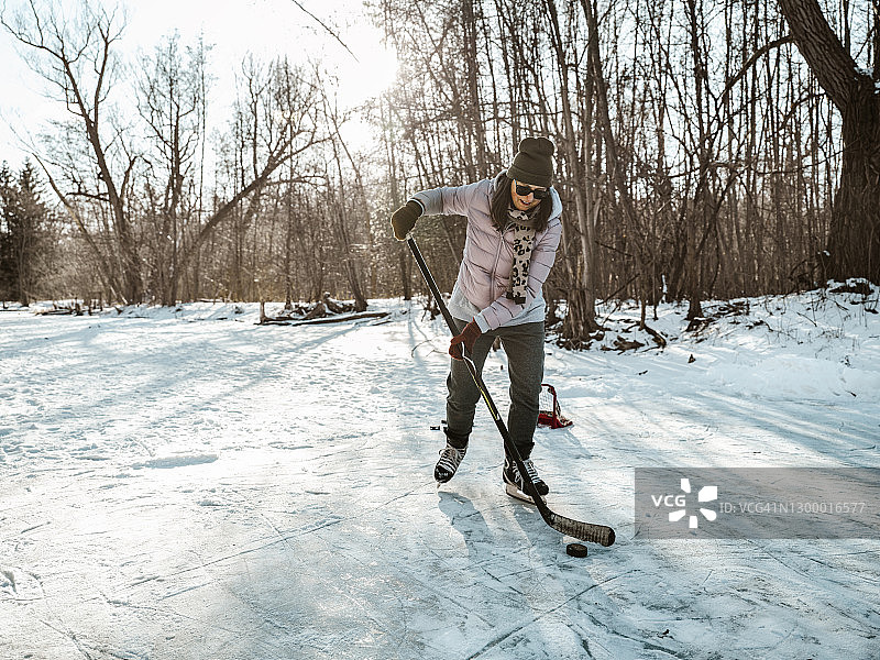 中年妇女在户外打冰球图片素材