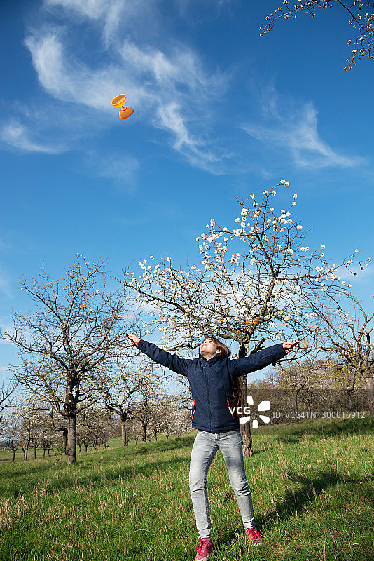 春天里玩空竹的少女图片素材