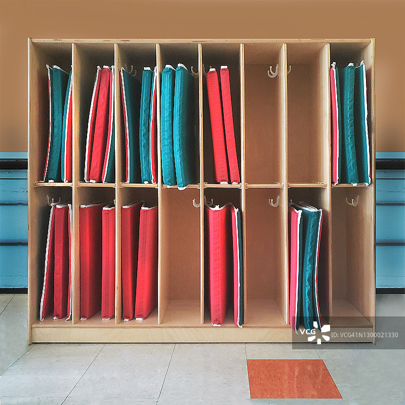 储藏在衣帽间的学校睡垫图片素材