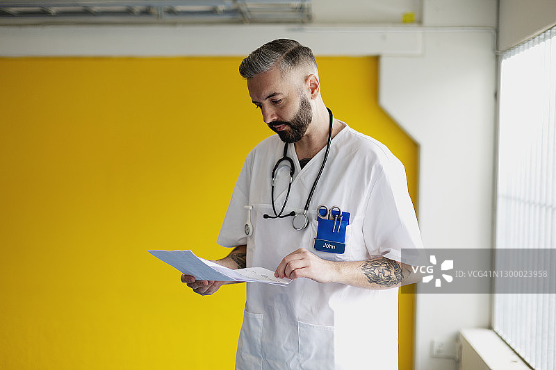 医生阅读病历图片素材