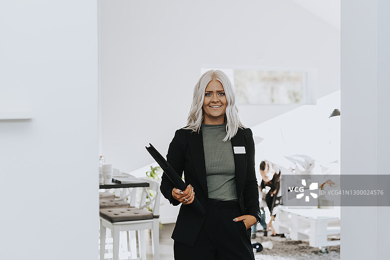 笑容满面的房地产经纪人在房子里图片素材