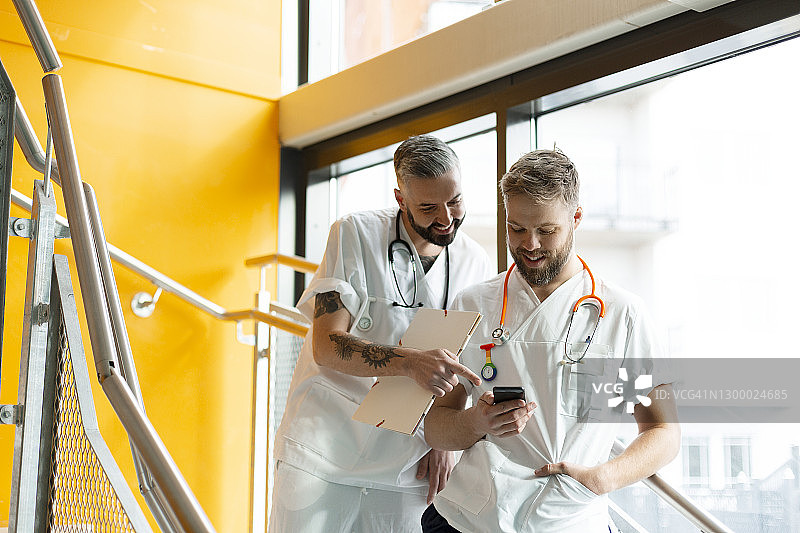 医生在医院楼梯上交谈图片素材