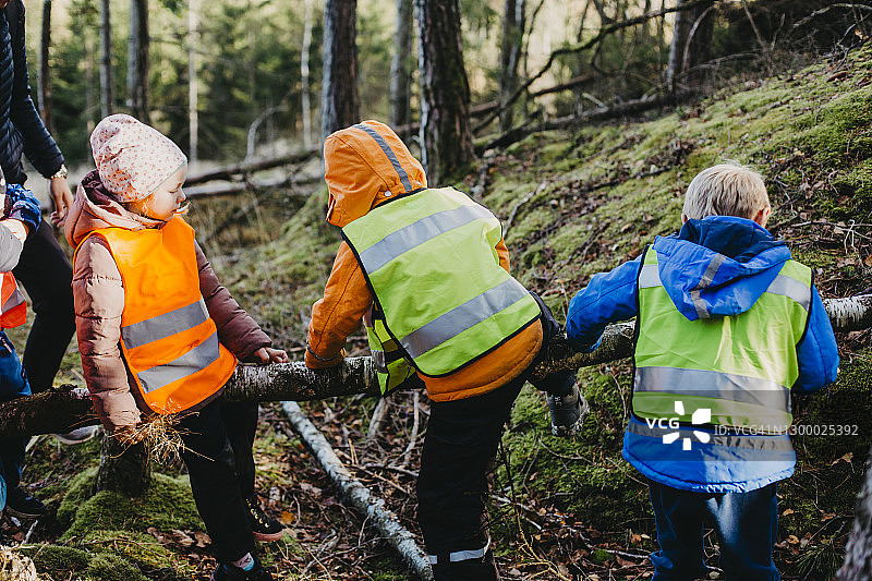 穿着反光背心的儿童背影图片素材
