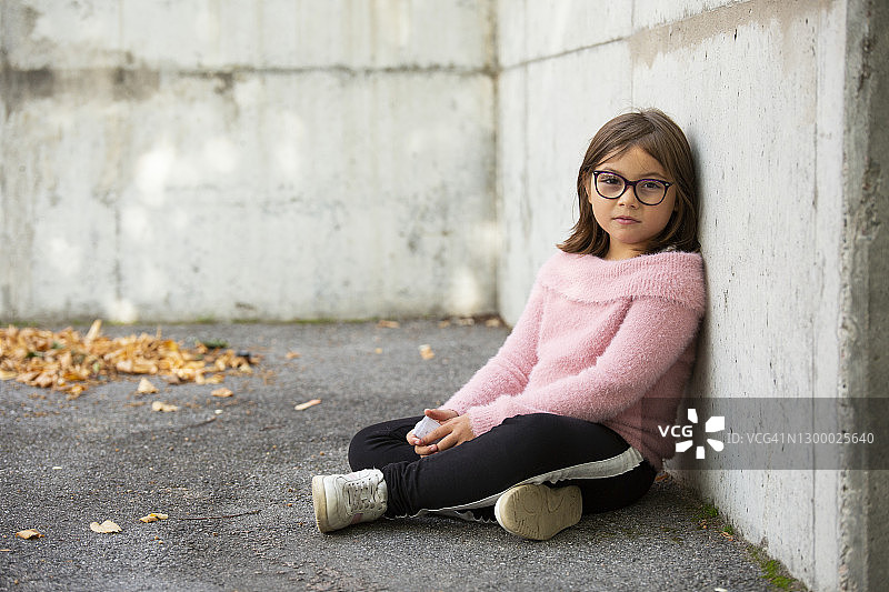 看着镜头的女孩图片素材