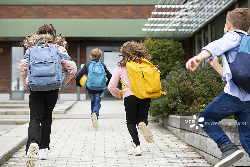 奔跑中的小学生背影图片素材