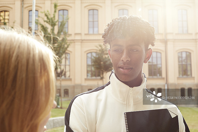 看向远方的青少年男孩图片素材