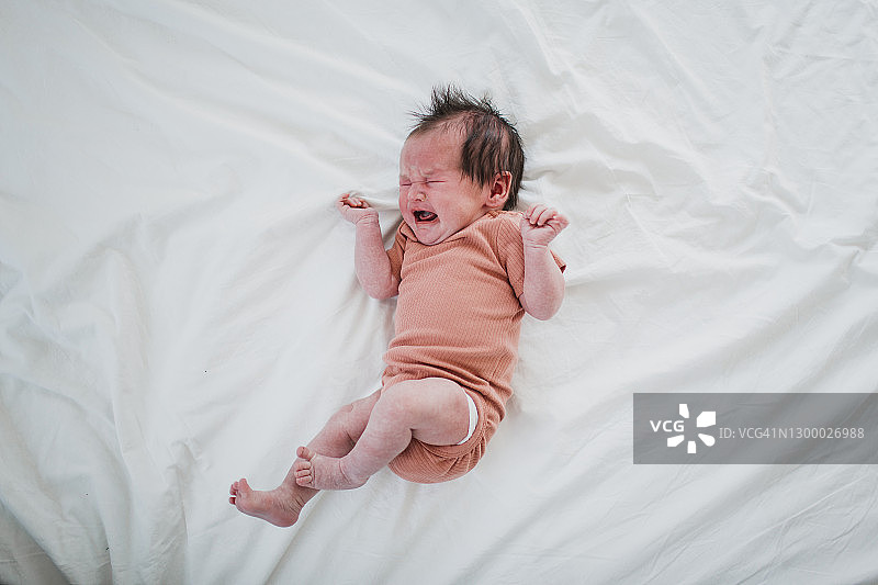 哭泣的婴儿高角度视图图片素材