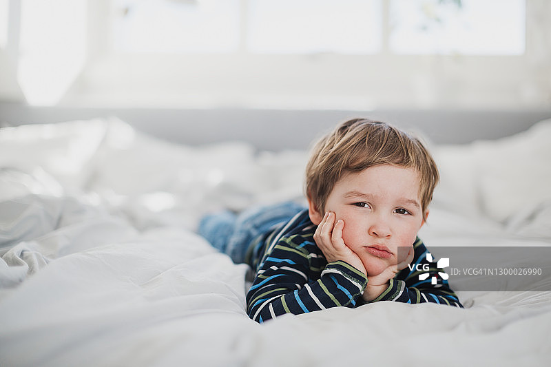无聊的男孩看向镜头图片素材