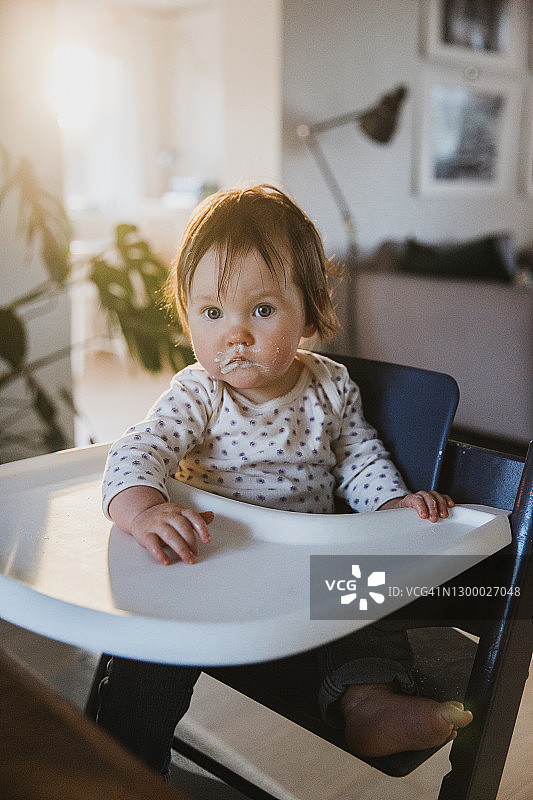 幼儿坐在高脚椅上图片素材