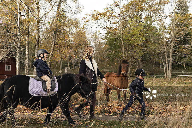 母亲和女儿们骑马图片素材