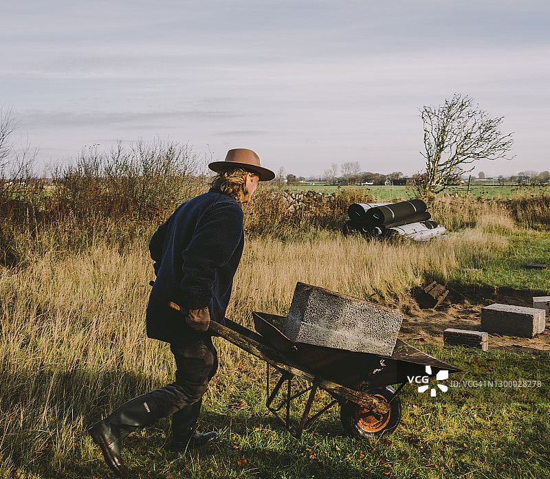 男人用手推车搬运砖块图片素材