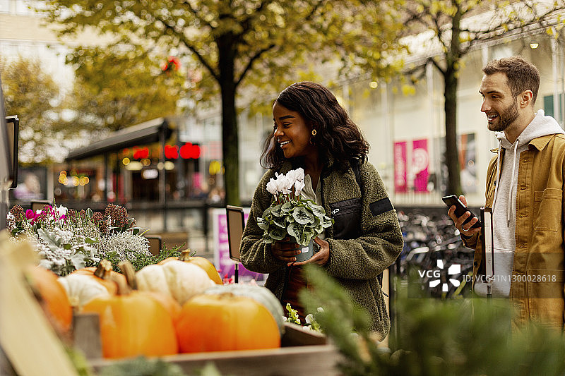 年轻夫妇买花图片素材