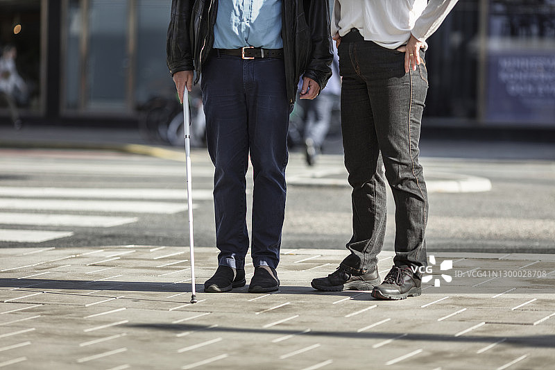 情侣站立的低角度视图图片素材