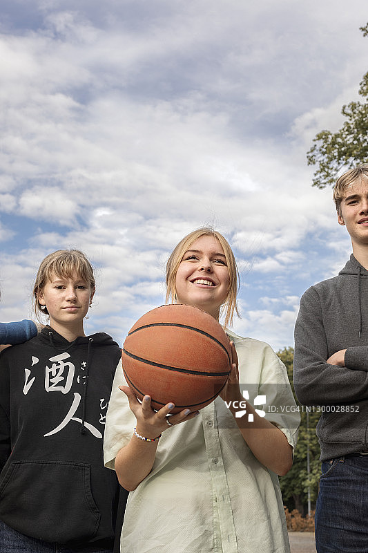 拿着篮球的少女图片素材