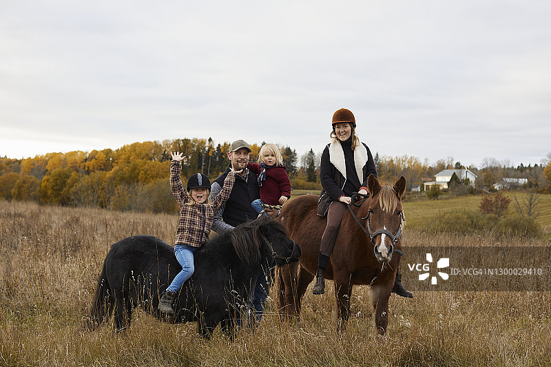 女孩和父母在农场骑马图片素材