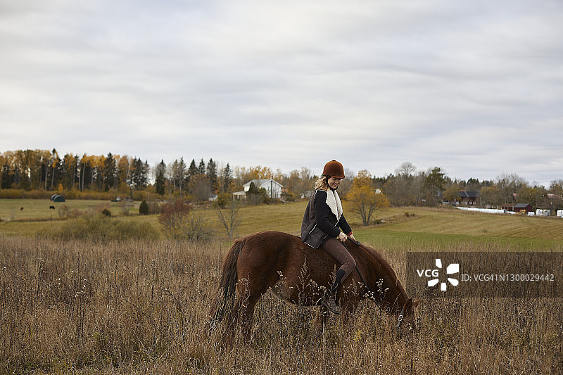 在农场骑马的女孩图片素材