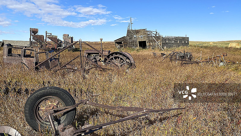 废弃农场田地里腐烂的农用设备图片素材