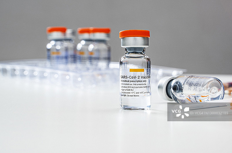 桌子上的新冠疫苗，特写镜头，工作室拍摄图片素材